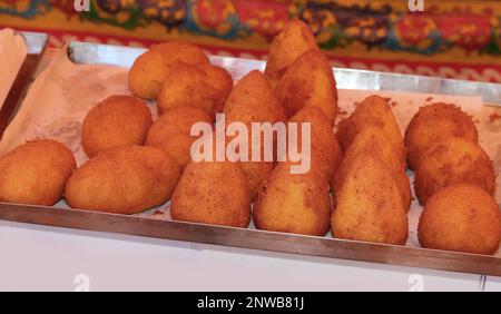 Arancini sind typische Gerichte aus Süditalien, die mit gebratenen Reisfleischbällchen zubereitet werden Stockfoto