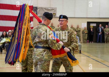 General Dale Lyles, Adjutant General, übergibt die Farben der Infanteriedivision 38. an Brig. Gen. Dan Degelow, während der Zeremonie zum Kommandowechsel in Indianapolis, Sonntag, 22. Januar 2023. Degelow übernahm das Kommando über die Division, die aus mehr als 8.000 Soldaten besteht. Indiana National Guard Foto von Sergeant Chelsea Gilman Stockfoto