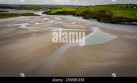 Inchydoney Beach im Süden Irlands an einem bewölkten Sommertag, Draufsicht. Küstenlandschaft. Der berühmte irische Sandstrand. Die Küste, Atlantik. Stockfoto