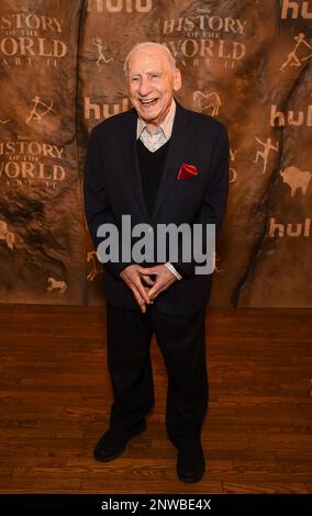 Los Angeles, USA. 27. Februar 2023. LOS ANGELES, CA - 27. FEBRUAR: Mel Brooks besucht die Premiere von Hulus „History of the World Part II“ auf dem roten Teppich auf der Hollywood American Legion Post 43 am 27. Februar 2023 in Los Angeles, Kalifornien. (Foto von Frank Micelotta/PictureGroup/Sipa USA für Hulu) Guthaben: SIPA USA/Alamy Live News Stockfoto