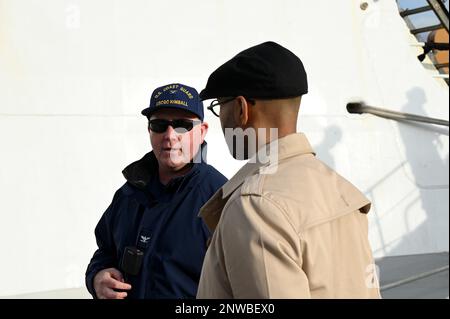 USA Coast Guard Cutter Kimball (WMSL 756) Commanding Officer Capt. Thomas D’Arcy spricht mit Chuka Asike, dem Leitenden Offizier der USA Konsulat Fukuoka und Konsulatspersonal nach dem Kimball, der am 10. Februar 2023 in Kagoshima, Japan, festgemacht wurde. Kimballs Besatzung ist in Kagoshima, um gemeinsame Schulungen und einen professionellen Austausch mit Mitgliedern der japanischen Küstenwache durchzuführen und damit eine Kooperationsvereinbarung auszubauen, die 2022 zwischen den beiden Seeverkehrsdiensten unterzeichnet wurde und mit der die Operation SAPPHIRE, eine Daueroperation zur Stärkung der Beziehungen, zur Verstärkung bilateraler Engagements, eingeführt wurde; Und konzentrieren Sie sich auf die Aufrechterhaltung eines fre Stockfoto