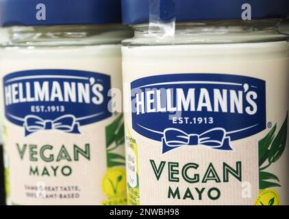 Auf diesem Foto, Hellmanns Gläser veganer Mayonnaise auf einem Regal in einem Geschäft Stockfoto