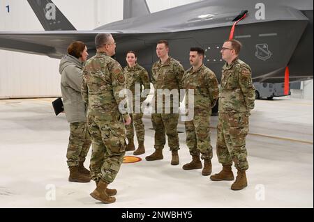 USA Generalstabschef der Luftwaffe Sgt. Sadie Chambers (links), Abteilung für religiöse Angelegenheiten der Luftwaffe, hochrangiger Berater, Und Chaplain (Generalmajor) Randall Kitchens, Leiter der Kaplan von DAF, trifft sich bei einem Basisbesuch auf dem Luftwaffenstützpunkt Eielson, Alaska, am 18. Januar 2023 mit Flugzeugen, die der 356. Flugzeuginstandhaltungseinheit zugewiesen sind. Während des Besuchs trafen sich Küchen und Kammern mit Flugzeugen, um die Moral an der Basis und die Lebensqualität an einem abgelegenen Ort zu besprechen. Stockfoto