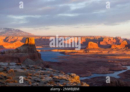 Der Wasserstand im Lake Powell, dem zweitgrößten Reservoir der USA, ist aufgrund der extremen Dürre im amerikanischen Südwesten auf einen historischen Tiefstand gefallen. Stockfoto