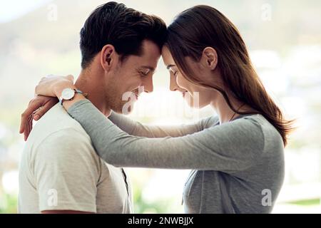 Sie teilen eine tiefe Liebe. Aufnahme eines jungen Paares, das einen zarten Moment miteinander teilt. Stockfoto