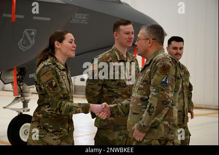 USA Air Force Chaplain (Generalmajor) Randall Kitchens, Department of the Air Force Chief of Chaplains, begrüßt Airman 1. Class Kylie White, 356. Aircraft Maintenance Unit Weapons Loading Crew Mitglied, während eines Basisbesuchs am Eielson Air Force Base, Alaska, 18. Januar 2023. Während des Besuchs trafen sich Küchen mit Airmen, um die Moral an der Basis und die Lebensqualität an einem abgelegenen Ort zu besprechen. Stockfoto