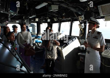 230207-N-QU081-1093 CABO SAN LUCAS, Mexiko (7. Februar 2023) Seeleute begrüßen Gäste für eine Tour an Bord des Ticonderoga-Klasse-Raketenkreuzers USS Lake Champlain (CG 57) bei einem Hafenbesuch in Cabo San Lucas, Mexiko. Lake Champlain wird in San Diego heimtransportiert. Stockfoto