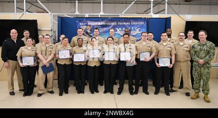 SILVERDALE, Washington (23. Januar 2023) – Absolventen der Trident Refit Facility, Bangor (TRFB), Leadership und des TRFB-Programms Navy afloat Maintenance Training Strategy (NAMTS) posieren für ein Gruppenfoto. Das NAMTS-Programm wurde vom Leiter der Marineeinsätze ins Leben gerufen, um die Fähigkeit der Kampfgruppe zur organischen Instandhaltung und zur Materialselbstversorgung zu verbessern. Die Kernaufgabe des TRFB besteht in der Reparatur, schrittweisen Überholung und Modernisierung der U-Boot-Truppe der Pazifikflotte für ballistische Raketen. Stockfoto