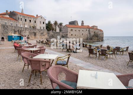 Cafés und Bars am Strand in der Altstadt von Budva, Montenegro Stockfoto