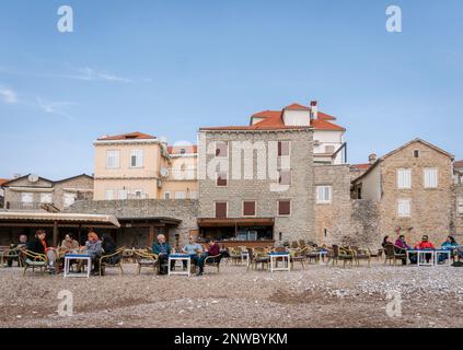 Cafés und Bars am Strand in der Altstadt von Budva, Montenegro Stockfoto