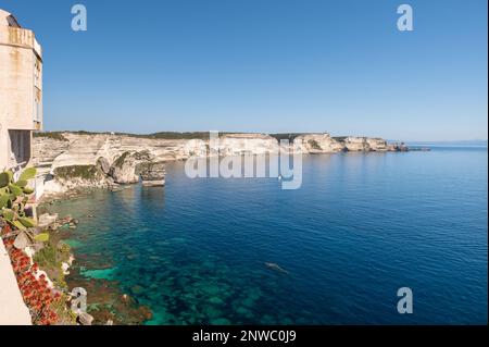 Vue sur les falaises de Bonifacio en Corse du Sud, soleil et eau bleue au Rendez-vous Stockfoto