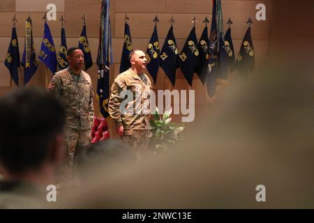 Brigg. Gen. Daryl O. Hood (links), kommandierender General des 20. Kommandos für chemische, biologische, radiologische, nukleare und explosive Stoffe (CBRNE), Und Kommandoleiter Major Jorge Arzabala singt den Army Song im Myer Auditorium auf Aberdeen Proving Ground, Maryland, 2. Februar. Arzabala beendete seine 20-monatige Tour als KommandoSergeant Major während einer Zeremonie zur Aufgabe der Verantwortung. USA Armeefoto von Angel Martinez-Navedo. Stockfoto