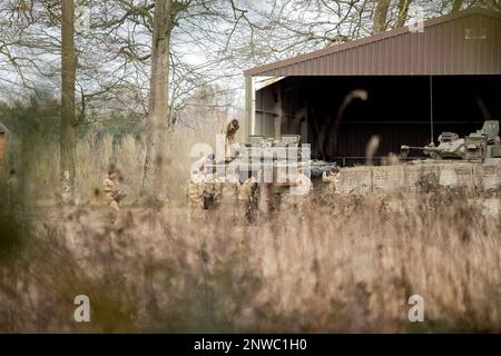 Ein britischer Krieger FV510, der die Infanterie beladen will, bereit für eine militärische Übung Stockfoto