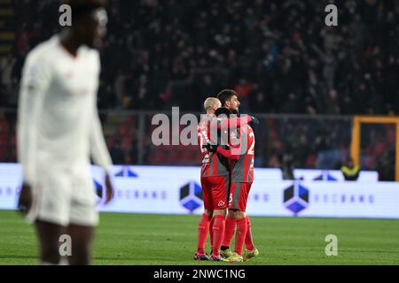 Cremona, Italien. 28/02/2023, Team von US-Cremonese, feiert nach dem Sieg während des italienischen Fußballspiels der Serie A zwischen US-Cremonese ALS Roma am 28. Februar 2023 im Stadium Giovanni Zini in Cremona, Italien. Foto: Tiziano Ballabio Stockfoto