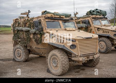 Nahaufnahme eines von der britischen Armee mit Foxhound und und Allradantrieb geschützten Patrouillenfahrzeugs mit 4-Rad-Antrieb und einer gebrochenen Hinterachse, Wiltshire UK Stockfoto