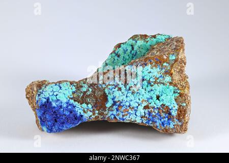 Azurit ist ein weiches, tiefblaues Kupfercarbonat-Mineral, auch bekannt als Chessylit, das in der Antike bekannt ist Stockfoto