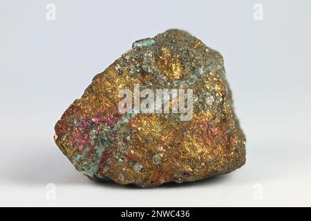 Farbenfrohes Kupfererz. Das ist Kupfersulfid, Chalcopyrit genannt, Stockfoto