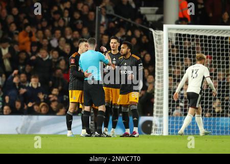 Craven Cottage, Fulham, London, Großbritannien. 28. Februar 2023. FA Cup Fußball, Fulham gegen Leeds United; Leeds Spieler umzingeln den Schiedsrichter Christopher Kavanagh nach ihrem unerlaubten Tor in der 15. Minute. Kredit: Action Plus Sports/Alamy Live News Stockfoto