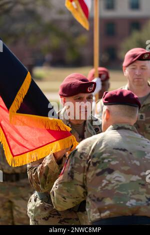 Oberstleutnant Randolph Delapena erhält die Division-Farben von Major General Christopher C. LaNeve, kommandierender General der 82. Luftwaffendivision, während der Division-Zuständigkeitsänderung in Stang Field, Fort Bragg, N.C., Februar 10 2023. Delapena hat sich in den USA verpflichtet Die Armee 1996 als Kampftechniker. Stockfoto