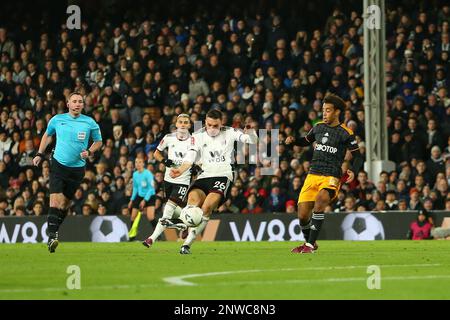 Craven Cottage, Fulham, London, Großbritannien. 28. Februar 2023. FA Cup Fußball, Fulham gegen Leeds United; Joao Palhinha von Fulham schießt und trifft in der 21. Minute für 1-0. Kredit: Action Plus Sports/Alamy Live News Stockfoto