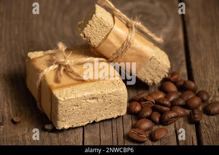 Ein Stück Erdnusshalva auf dem Tisch zum Frühstück, Halva auf dem Tisch Stockfoto