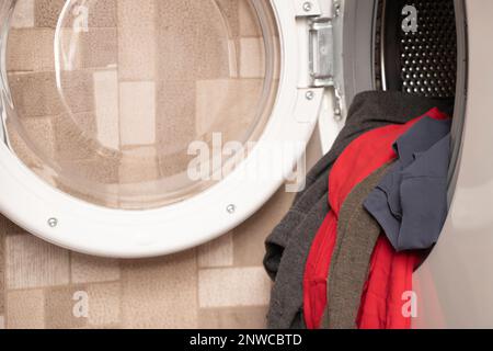 Dinge in der Waschmaschine, Waschmaschine mit Dingen zu Hause in der Küche, Waschen, Hausarbeit Stockfoto