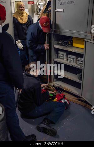 230204-N-VO895-1062 ATLANTISCHER OZEAN (4. Februar 2023) Amphibienschiff USS Bataan (LHD 5) Seeleute durchlaufen im Rahmen einer allgemeinen Quartierausbildung (4. Februar 2023) den Bestand eines Schließfachs. Die USS Bataan, das Amphibiengeschwader 8 (PHIBRON) und die 26. Marineexpeditionseinheit (26. MEU), die alle Teil der Bataan Amphibious Readiness Group (BATARG) sind, nehmen derzeit an einer PHIBRON-MEU-Übung zur integrierten Ausbildung (PMINT) Teil. Stockfoto