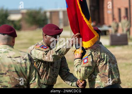 Oberstleutnant Major David. R. Pitt übergibt die Farben der Division an Generalmajor Christopher C. LaNeve während des Verantwortungswechsels der 82. Airborne Division in Stang Field, Fort Bragg, N.C., Februar 10 2023. Die Division verabschiedete sich von Pitt und begrüßte Kommandoleiter Major Randolph Delapena. Stockfoto