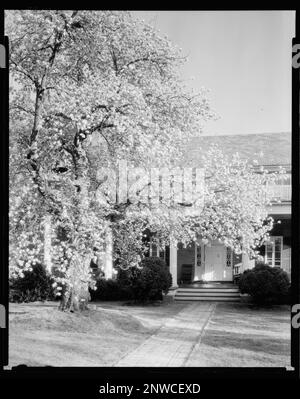 Benton, Loudoun County, Virginia. Carnegie Survey of the Architecture of the South (Carnegie-Umfrage zur Architektur des Südens). United States Virginia Loudoun County, Bäume, Gärten, Türen und Türöffnungen. Stockfoto