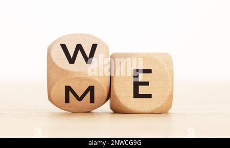 Von mir zum Wir-Konzept. Die hölzernen Würfelwürfel mit dem Text auf dem Tisch umklappen Stockfoto