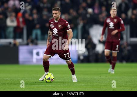 Turin, Italien 28. Februar 2023, Turin, Italien 28/02/2023: Karol Linetty vom Turin FC kontrolliert den Ball während des Spiels der Serie A vor dem Juventus FC und dem Turin FC im Allianz Stadium am 28. Februar 2023 in Turin, Italien . Stockfoto