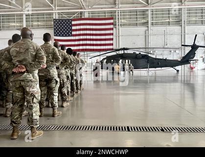 Brigadegeneral Dwayne Wilson, Befehlshaber der Nationalgarde der Georgia Army, spricht bei der Abfahrtszeremonie im Clay National Guard Center am 13. Februar 2023 an Soldaten der 201. Regionalen Unterstützungsgruppe. Die Soldaten werden in den Staaten ein Vormobilisationstraining durchführen, bevor sie ihre Mission in Übersee antreten. Stockfoto