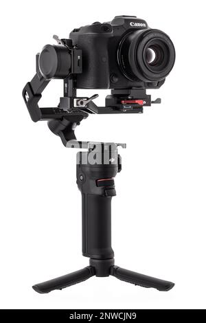 Varna, Bulgarien - 17. Februar 2023: Canon R5 und DJI Ronin 3 mini ist ein motorisierter dreiachsiger Gimbal-Stabilisator für die Herstellung von DSLR- oder spiegellosen Kameras Stockfoto