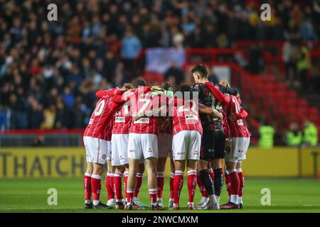 Bristol, Großbritannien. 28. Februar 2023. Die Spieler von Bristol City treffen sich während des Spiels Bristol City gegen Manchester City im Emirates FA Cup in der fünften Runde am 28. Februar 2023 (Foto von Gareth Evans/News Images) am 2./28. Februar 2023 in Bristol, Großbritannien. (Foto: Gareth Evans/News Images/Sipa USA) Guthaben: SIPA USA/Alamy Live News Stockfoto