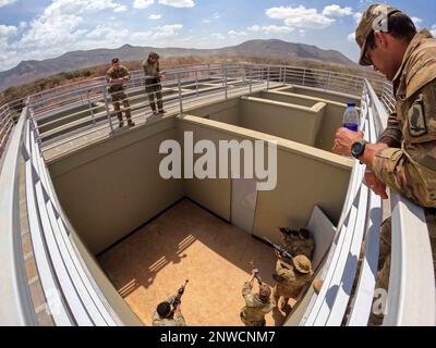 USA Army Staff Sgt. Mark Freshour (rechts), Chosen Company, 2. Bataillon, 503. Parachute Infanterie-Regiment, 173. Brigade kritisiert Fallschirmjäger während des Räumungstrainings in Isiolo, Kenia am 13. Februar 2023. Übung gerechtfertigt Accord 23 (JA23) ist eine gemeinsame, multinationale, von den USA geleitete Bereitschaftsübung Army Southern European Task Force, Afrika (SETAF-AF), gesponsert von den USA Afrikanisches Kommando. Stockfoto