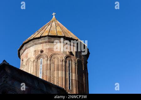 Glockenturm des Klosters Sapara, orthodoxe Kirchenfassade aus rot-gelbem Stein und reich geschnitzte Ornamente rund um die Fenster, Georgia. Stockfoto