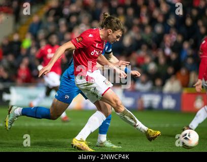 Wrexham, Wrexham County Borough, Wales. 28. Februar 2023 Wrexhams Nr. 18 Sam Dalby erzielt beim Wrexham Association Football Club V Chesterfield Football Club auf dem Rennplatz einen Torschuss in der Vanarama National League. (Bild: ©Cody Froggatt/Alamy Live News) Stockfoto