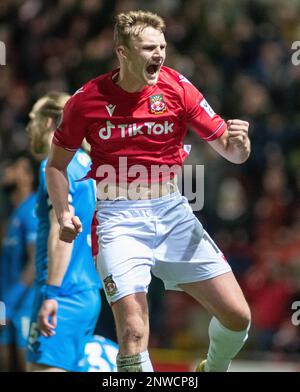 Wrexham, Wrexham County Borough, Wales. 28. Februar 2023 Wrexhams Nr. 18 Sam Dalby feiert sein Tor im Wrexham Association Football Club V Chesterfield Football Club auf dem Rennplatz in der Vanarama National League. (Bild: ©Cody Froggatt/Alamy Live News) Stockfoto