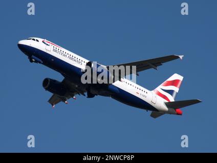 Ein Airbus A320 von British Airways Euroflyer mit Abflug vom Flughafen London Gatwick Stockfoto