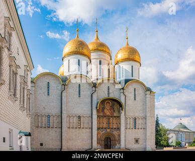 Die Dormition-Kathedrale im Moskauer Kreml, auch bekannt als Mariä-Himmelfahrt-Kathedrale oder Mariä-Himmelfahrt-Kathedrale. Die Kathedrale von Dormition ist russisch oder Stockfoto