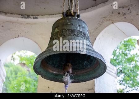 Kupferglocke hängt im Glockenturm des Sapara Klosters, Georgia. Stockfoto