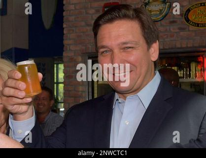 DELRAY BEACH, Florida - APRIL 24: Gouverneur Ron DeSantis spricht mit seinem Bier an, während er an der großen Eröffnungszeremonie und der Zeremonie zum Schneiden von Schleifen für den Delray Beach Market teilnimmt, präsentiert von Menin. Der Delray Beach Market ist die größte Lebensmittelhalle, die je im Bundesstaat Florida am 24. April 2021 in Delray Beach, Florida, errichtet wurde. Leute: Gouverneur Ron DeSantis Credit: Storms Media for Delray Beach Market / MediaPunch Stockfoto