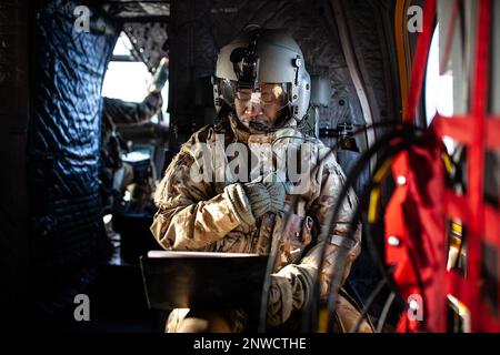 Diese Woche nahm die Kampfluftfahrtbrigade der 1. Panzerdivision zusammen mit der polnischen 25. Air Calvary Brigade an der gemeinsamen Übung Rotor 23 Teil. Ziel der Schulung war es, die Interoperabilität des Luftverkehrs zwischen den beiden Ländern zu verbessern. Während der Übung flogen unsere CH-47 Chinooks neben den polnischen Hubschraubern Mi-17 und Mi-8 von 25 Brygada Kawalerii Powietrznej. Während wir weiterhin an der Seite unserer NATO-Partner und Verbündeten trainieren, werden wir gemeinsam stärker (Foto: Grzegorz Czaplicki) Stockfoto