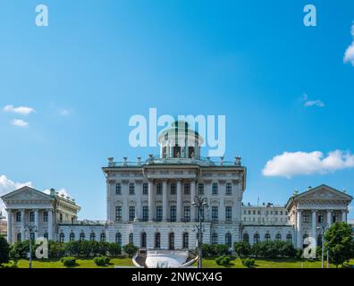 Paschkow House, das neoklassizistische Gebäude in der Nähe des Roten Platzes in Moskau, unter klarem blauen Himmel. Eines der berühmtesten klassischen Gebäude in Moskau. Russisch Stockfoto