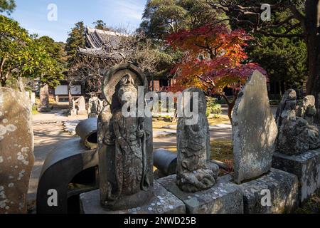 Steinstatuen und Schnitzereien, Engaku-ji-Tempel, Kita Kamakura Japan. Asien, Fernost Japan Kanto Kanagawa Kita Kamakura Stockfoto