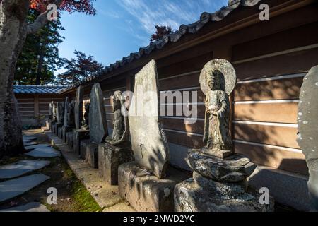 Steinstatuen und Schnitzereien, Engaku-ji-Tempel, Kita Kamakura Japan. Asien, Fernost Japan Kanto Kanagawa Kita Kamakura Stockfoto