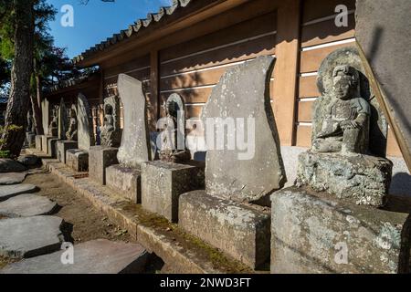 Steinstatuen und Schnitzereien, Engaku-ji-Tempel, Kita Kamakura Japan. Asien, Fernost Japan Kanto Kanagawa Kita Kamakura Stockfoto