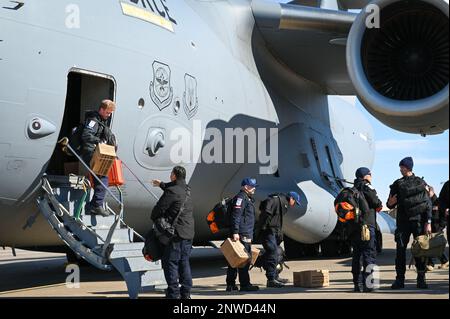 Mitglieder des Disaster Assistance Response Teams der United States Agency for International Development entladen Fracht am Luftwaffenstützpunkt Incirlik, Türkiye, 8. Februar 2023. Das DART ist beauftragt, die humanitäre Reaktion der US-Regierung nach einer Reihe von Erdbeben zu leiten, die am 6. Februar 2023 die zentrale und südliche Türkiye heimsuchten. Das DART umfasst städtische Such- und Rettungsteams der Fairfax und der Los Angeles County Fire Departments. Die Teams reisen mit 159 Personen, 12 Rettungshunden und 170.000 kg Spezialausrüstung. Als NATO-Verbündeter, die USA Die Regierung mobilisierte Personal, um zu helfen Stockfoto