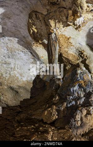 Kalksteinformationen in der Ledenika-Höhle, in der Nähe der Stadt Vratza, Balkangebirge im Inneren, Balkan, Nordwestbulgaren Stockfoto