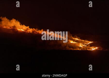 Goleen, West Cork, Irland. 28. Februar 2023. Ein Riesenfeuer brennt heute Abend außer Kontrolle auf einem Berg über Goleen in West Cork. Ab morgen ist es illegal, Vegetation bis zum 1. September zu verbrennen. Das Verbrennen der Vegetation wird durch die Wildlife Acts kontrolliert. Kredit: AG News/Alamy Live News Stockfoto